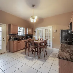 Guest house Stadium With Area & Parking, Tampa